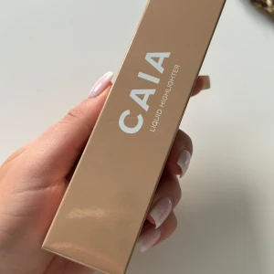 Caia liquid highlighter - Helt ny oöppnad caia liquid highlighter I bronzed beach! Fick en extra i julkalendern som jag inte kommer kunna använda  Ordpris: 395kr Säljer för 250kr