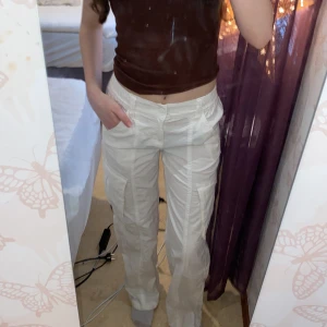 Cargo byxor - Jag är 163 & byxorna är midwaist. Aldrig kommit till användning så i lika bra skick som när jag köpte💓