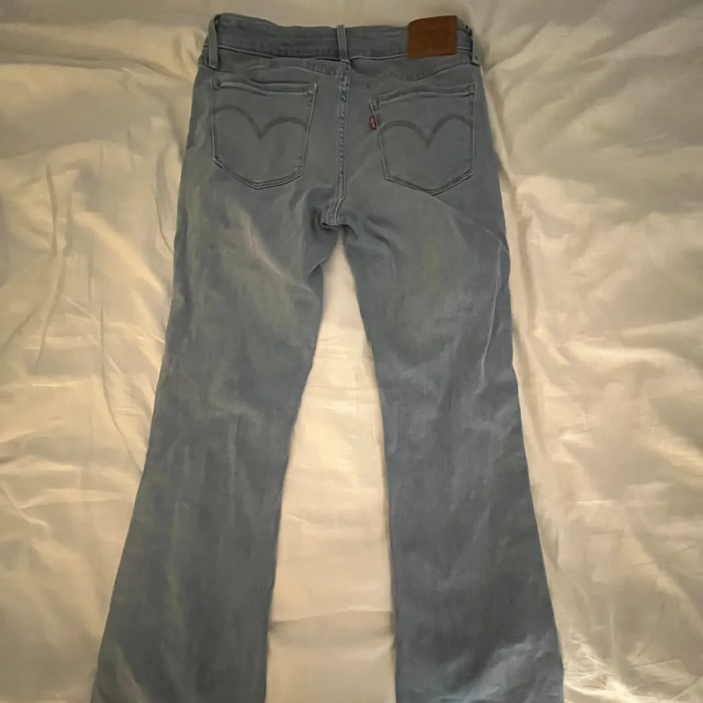 Midwaist bootcut jeans från Levi’s i en jättesnygg wash! Strl 27 och passar om man är runt 160 🫶🏼 Skriv privat för fler bilder och mått!. Jeans & Byxor.