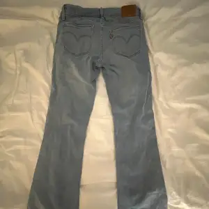 Midwaist bootcut jeans från Levi’s i en jättesnygg wash! Strl 27 och passar om man är runt 160 🫶🏼 Skriv privat för fler bilder och mått!