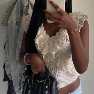 Zara t-shirt/blus - Säljer nu min fina v ringade Zara T-shirt/Blus med volanger! Köpt i sommras, inga tecken på defekter m.m. Skriv om ni är intresserad, eller vill ha fler bilder! Om ni vill köpa skriv till mig först så aktiverar jag buy now!!💞💞