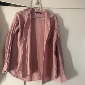 Säljer min rosa skjorta då den har blivit för liten och för att den aldrig har kommit till användning. Från Lager 157 i storlek XS,köpt för 157kr