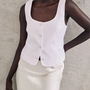 Helt oanvänd linneväst DISSH - helt oanvänd från märket australiska märket dissh! såå fin & helt oanvänd men passar tyvärr inte (& för dyr tull för retur hehe) *köptes för 1000kr* säljer även matchande shorts separat (kan fås billigare vid köp av båda)  XL/XXL/16