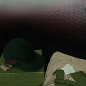 Gucci keps Size M Svart - Äkta Gucci keps med sin original förpackning och etiketter. Bra sick dock använd såklart. 