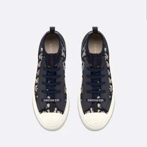 Dior sneakers  - Säljer mina dior sneakers som jag använt ca 4 gånger, köpte för 3 år sedan på diors hemsida för 10 000kr. 