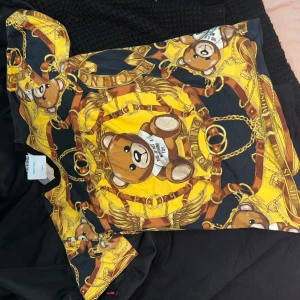 Moshino tshirt Storlek S - knappt använd inte min still, fick i present, bra skick, den är köpt på zalando för 3100, helt äkta 