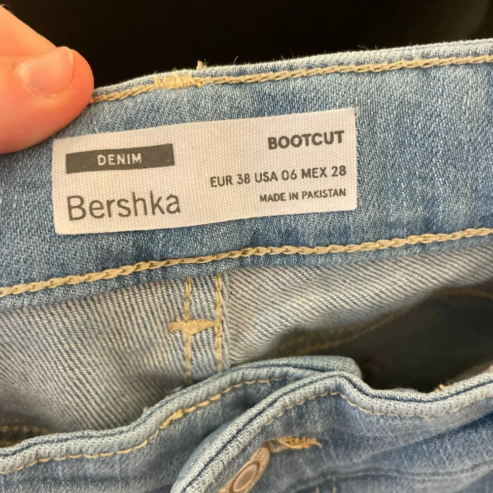Lågmidjade jeans bootcut från Bershka, säljer då dem inte passar längre, fint skick. Jeans & Byxor.