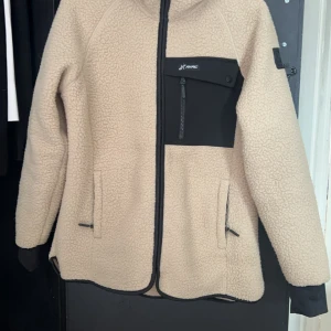 HELT NY jacka från revolution race  - Hej, säljer denna super fina jacka från revolution race. Den är använd en gång och köpt för två veckor sedan, så den är helt i nytt skick. Tveka inte på att höra av dig vid frågor eller fler bilder!☺️