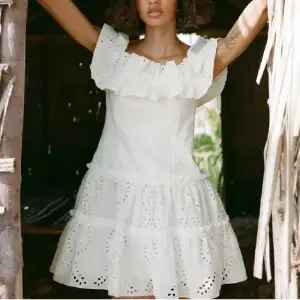 Säljer min vita zara klänning i storlek M💕💕 använd 3 gånger och har inga defekter, säljer för den inte kommer till användning!! Skriv privat för fler bilder 