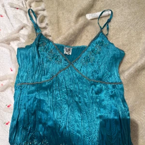 Blått linne med fina detaljer från bay - Storlek s/m  Fint skick  Unikt 