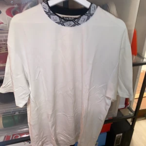 Acne Studios t shirt - Acne tisha köpt på nk för typ ett år sen
