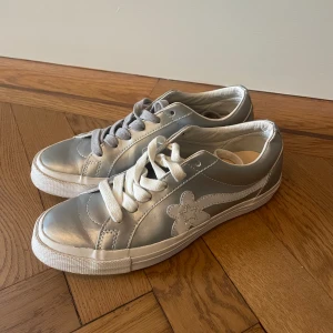 Golf Le Fleur x One Star Converse - Nästintill oanvända Golf Le Fleur x Converse skor. Skorna är silvriga med reflexer och från en kollektion som släpptes 2019. Riktigt snygga och coola men tyvärr för små för mig!  