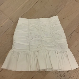 NY kjol - Zara - Superfin kjol från Zara! Aldrig använd då den tyvärr är lite för stor för mig. Nypris: 379kr