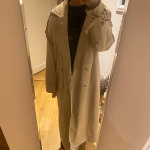 Trenchcoat  - Från MISSGUIDED, i myckrt bra skick! Strl 34 men oversize, jag på bilden bär vanligtvis 36/38. 