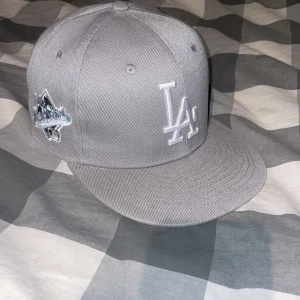 Fitted keps - Säljer denna keps då den var för stor när jag fick den och därmed inte kommer till användning.