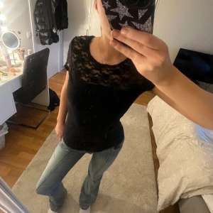 Tröja med spets  - Säljer denna jätte fina tröja med spets detaljer! 