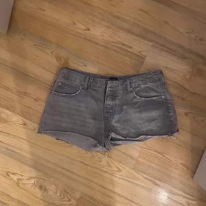 Säljer nu dessa fina shorts då de ej kommer till användning. Dom är ifrån lager 157 och använda ett fåtal gånger. Nypris 150 mitt pris 70. Stl L men passar även M🩷bild visar inte en rättvis färg de är ljus grå🩷🩷