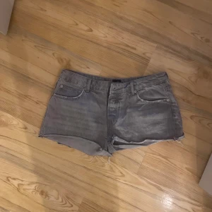 Jeans shorts  - Säljer nu dessa fina shorts då de ej kommer till användning. Dom är ifrån lager 157 och använda ett fåtal gånger. Nypris 150 mitt pris 70. Stl L men passar även M🩷bild visar inte en rättvis färg de är ljus grå🩷🩷