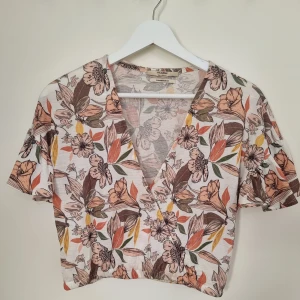 Topp Pull&Bear  - Topp i fint skick från Pull&Bear i storlek M. Cropped.