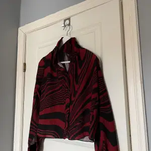 Röd/svart tunn skjorta från Jaded London! Använd fåtal gånger, är i bra skick! 