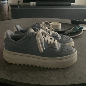 Nike airforce 1 - Äkta Nike air force one i härlig vårfärg. Fint skick förutom i gjutning i hälen på ena skon inuti, se bild. Lite ingjutning utanpå på andra skon, se bild.