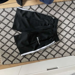 Palm angeles shorts  - Tjena! Säljer dessa Palm angeles shorts då de är för stora. Kom gärna med bud!
