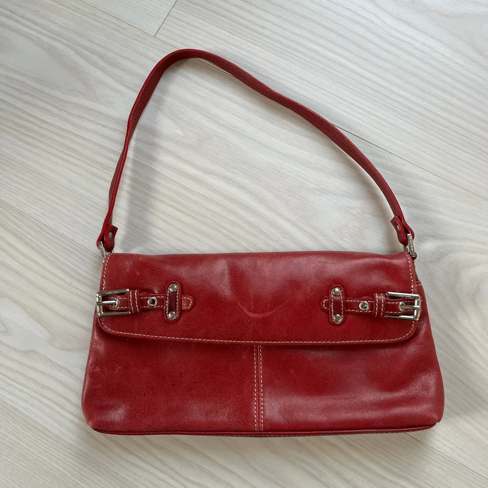 Otrolig röd vintage handväskan från Calvin Klein, har några skavanker se bild.  . Väskor.