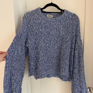 Stickad tröja Baum und pferdgarten - Använd sparsamt, fint skick och superbra kvalite. Regular/lite loose fit och lite vidare i ärmen Köpt för 1500 kr. Så fin till linnebyxor i vår/sommar 🙌🏼