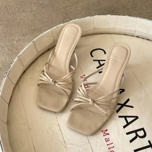 Klackskor NA-KD - Klackskor/mules från NA-KD, endast använda några gånger! Har lite defekter, se bild.  Passar perfekt till somaren🤍☀️