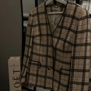 Givenchy kappa - Jätte gullig vintage givenchy kappa som är eftremt stilren och elegant, så fina fotarbete och den är väll skött❤️ 