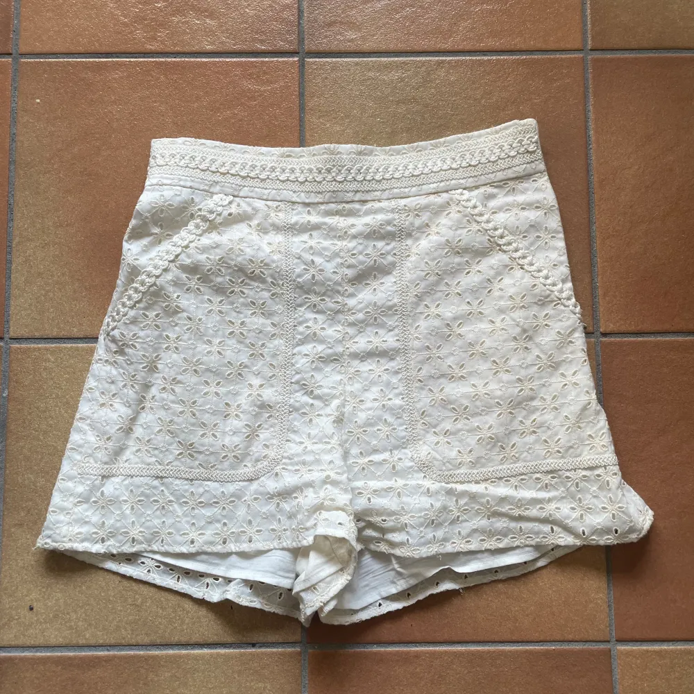 Jättefina shorts med mönster från zara 💕 shortsen är i nyskick och finns en dragkedja på sidan. Shortsen är highwaist. Shorts.