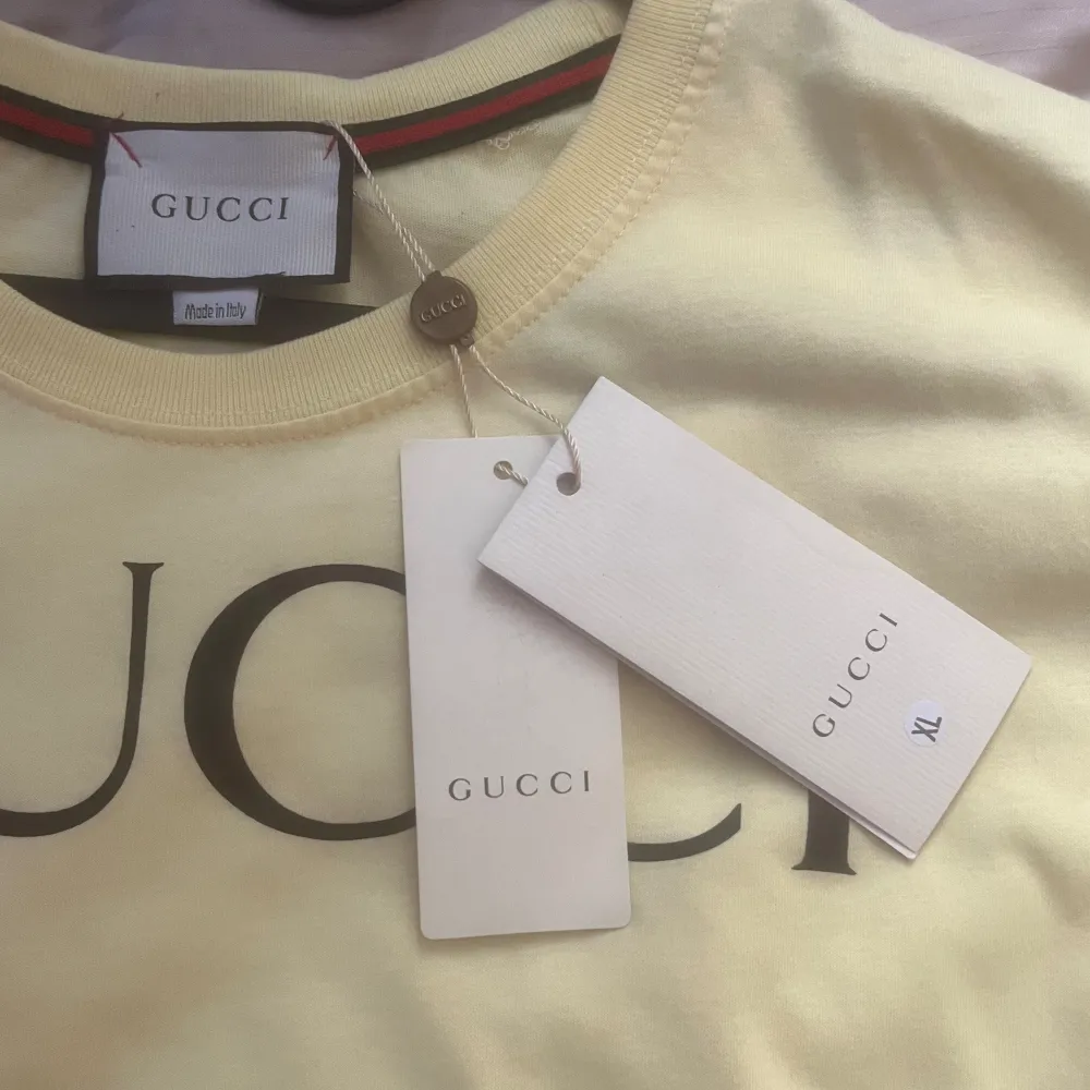 Säljer min oanvända Gucci T-shirt i storlek XL, köpt för 180€ och skicket är 10/10. T-shirts.