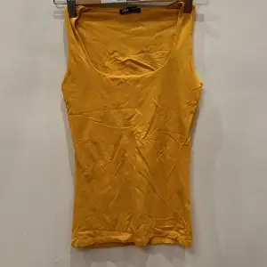 Säljer en senaps gul/ orange linne från zara i storlek S