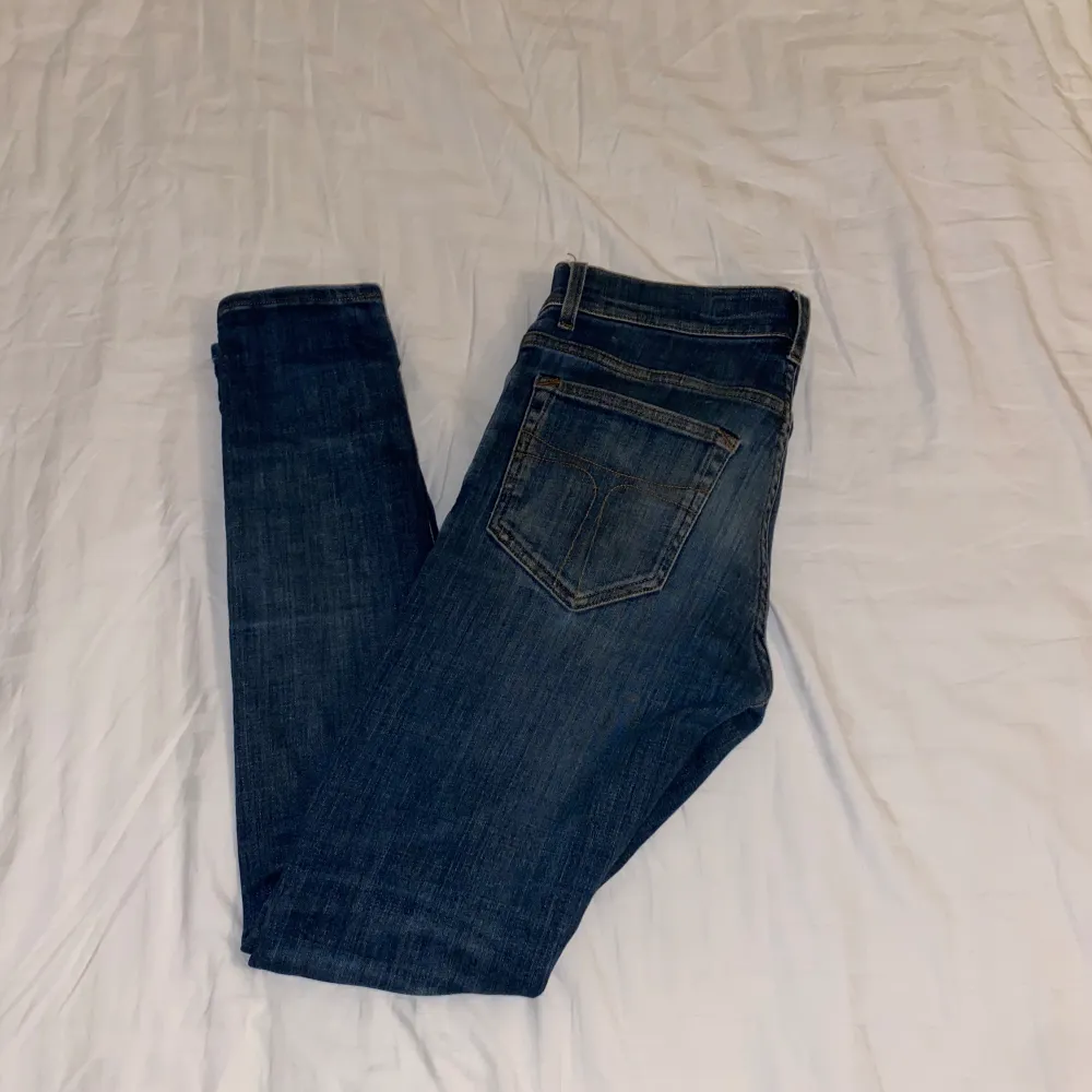 Tiger of Sweden jeans med riktigt schysst tvätt i storlek 27/32 . Skicket är som nytt. Moddelen heter evolve passformen är Slim. Vid funderingar och intresse kontakta mig även om ni vill ha fler bilder. . Jeans & Byxor.