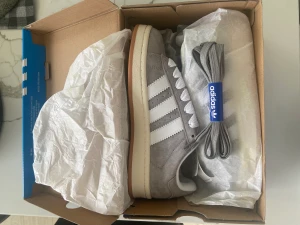 Adidas campus 00s - Säljer nu gråa adidas campus i väldigt bra skick och dessa är supersköna samt enkla att matcha outfits med.