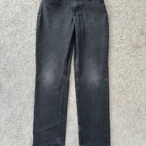 Svarta jeans från (H&M) i väldigt bra skick