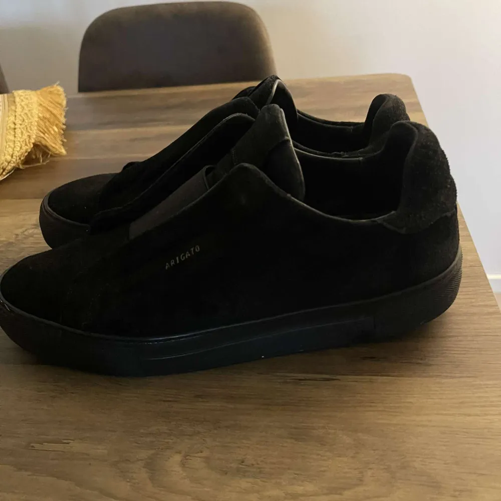 Säljer ett par svarta arigato skor i modellen clean 360 laceless. De är i bra skick vilket man kan se på sulan. Nypris 2500kr. De är i storlek 43, priset kan diskuteras. Skor.