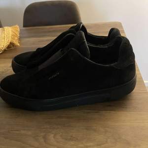 Säljer ett par svarta arigato skor i modellen clean 360 laceless. De är i bra skick vilket man kan se på sulan. Nypris 2500kr. De är i storlek 43, priset kan diskuteras