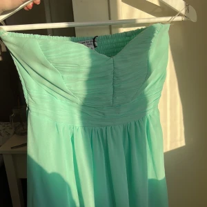 Klänning - Säljer min så fina turkosa klänning. Köpt på sellpy och bara testad av mig. Perfekt till sommarfester💞💞