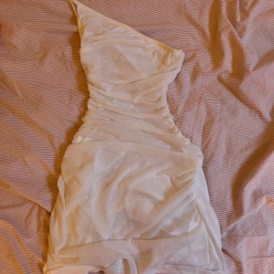 SNDYS klänning Elle - Så fin klänning med öppen rygg, ny med prislappar 