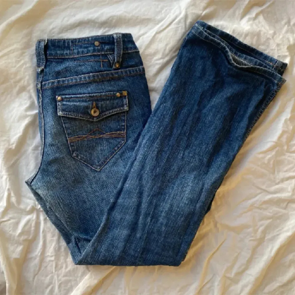 Säljer dessa snygga lågmidjade bootcut jeans 💘💘 midjemåttet: 80cm  innerbenslängden: 82 cm 💗 kan inte skicka bild på. Jeans & Byxor.