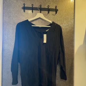 Svart tunn trekvartströja - Svart tunn tröja tre kvarts från Lindex, aldrig andvänd