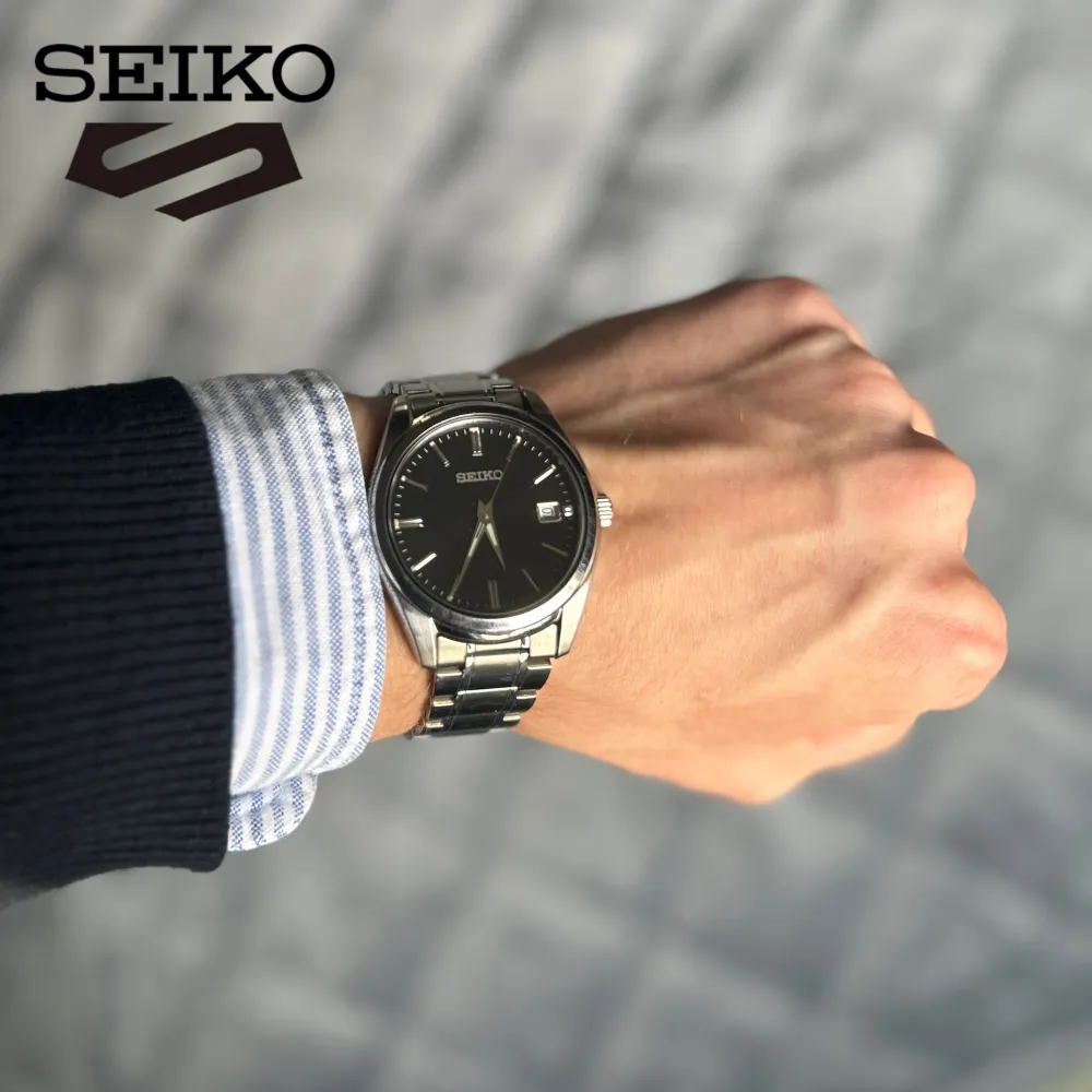 Seiko Sapphire 40mm stål svart urtavla | riktigt bra skick men såklart små repor på länkarna som kommer till vid användning | nypris 3200 vid snabb affär 2099. Accessoarer.