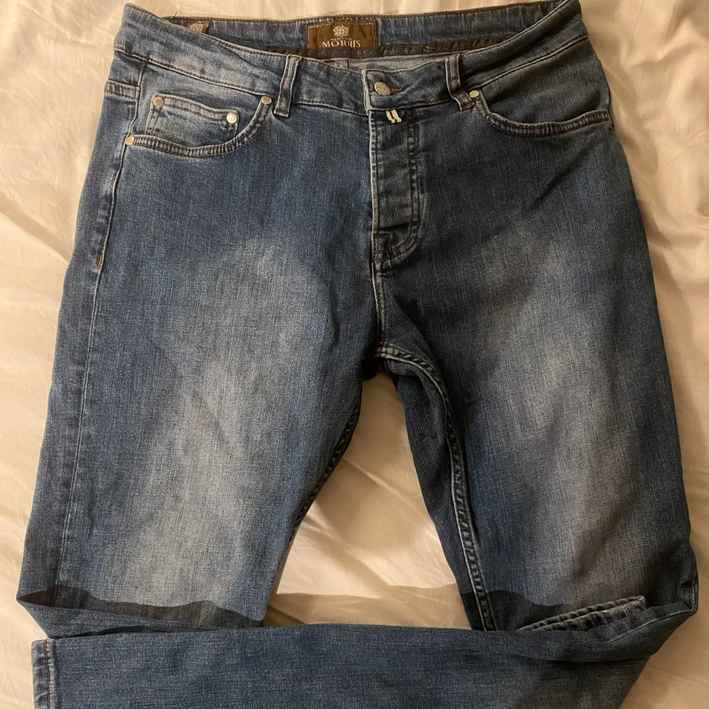 Tjo! Säljer nu dessa riktigt snygga slim fit Morris jeansen til riktigt bra pris. Nästan aldrig använda så inga defekter.. Jeans & Byxor.