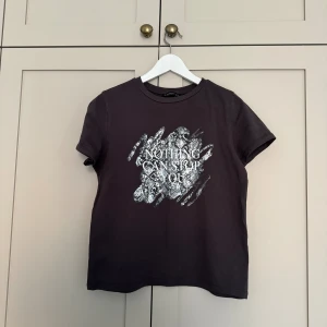 T-shirt med tryck  - Snygg t-shirt med fint tryck från Strandivarius! Säljer pga att den är för liten. Storlek M, men passar allt mellan XS-M.