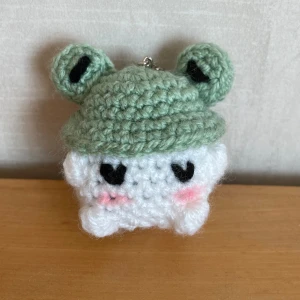 Virkad nyckelring🐸 - Handvirkad nyckelring i form av en svamp med en grodhatt . Mått: 5x5 cm. Kan virka nyckelringar via beställning, skriv till mig ifall du är intresserad så löser vi 🩷
