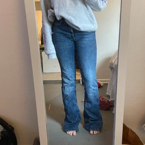 utsvängda jeans - utsvängda jeans i nyskick!!