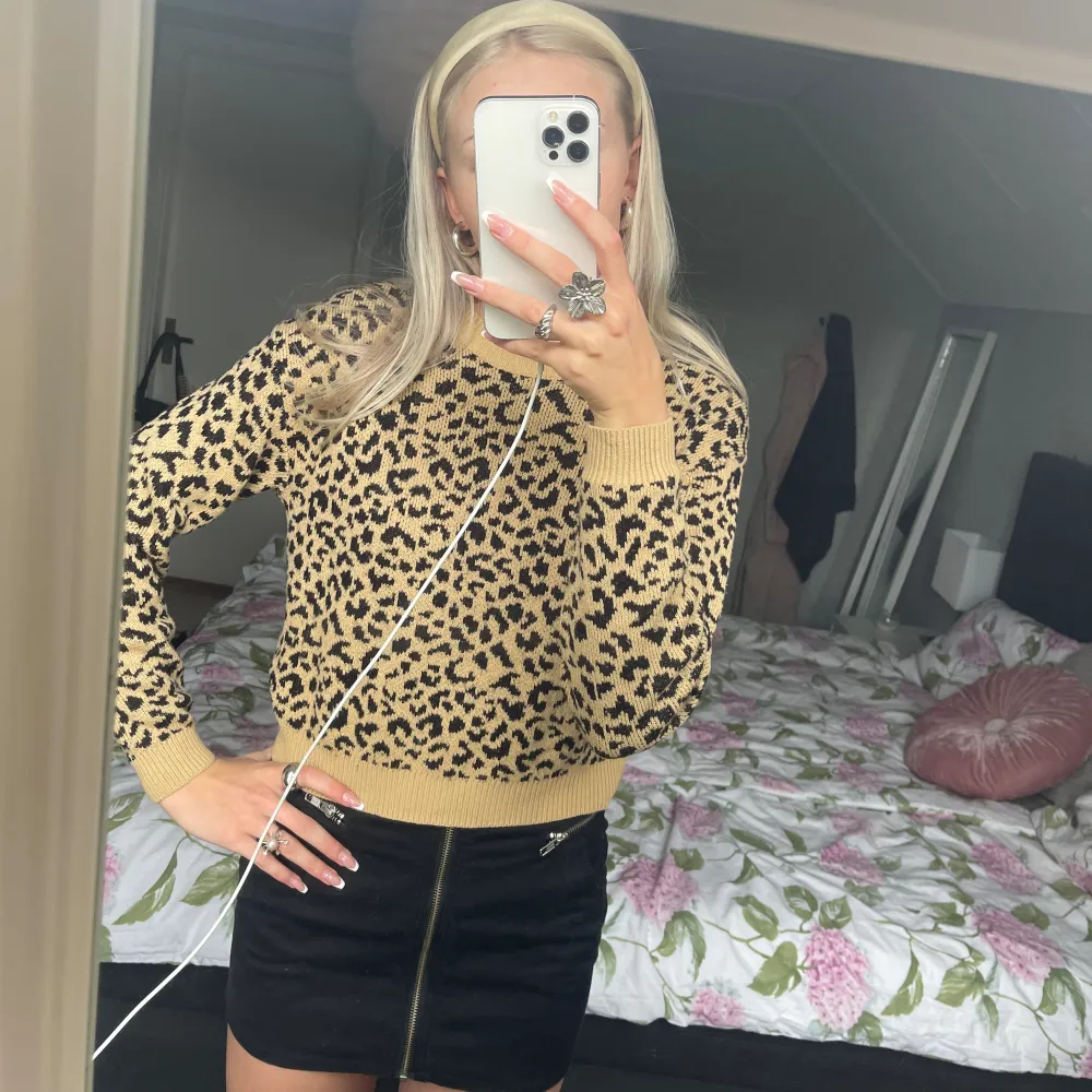 Stickad leopardtröja i fint skick frĂ„n hmđđ©·. Neuletakit & Villapaidat.