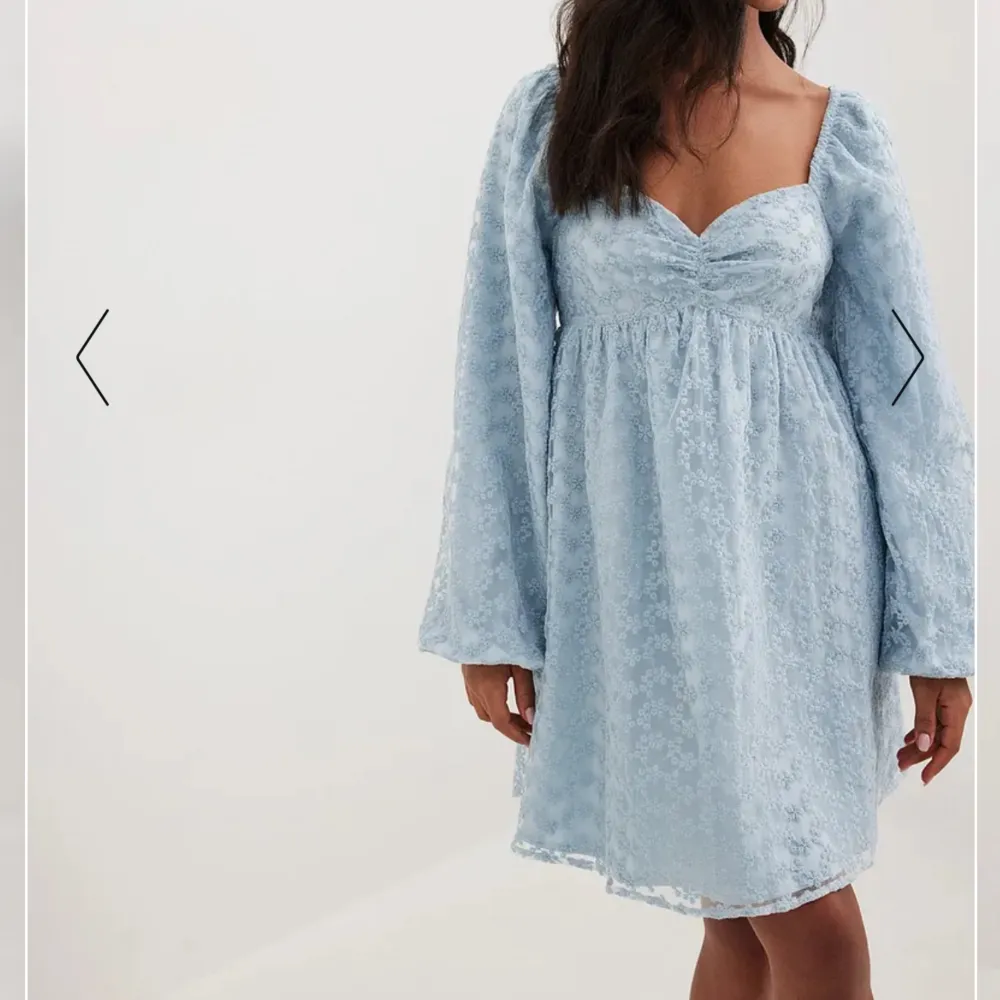 Jättefin blå kort klänning från NA-KD som inte använts än och som fortfarande har prislappen på. Lojsan Wallins kollektion!🩵Säljs pågrund av att den inte kommer till användning 🩵. Klänningar.