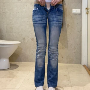 Lågmidjade jeans  - Lågmidjade jeans, fint skick, strl 32, pris går att diskutera, jag är 172. Jeansen längd är 98, innerben 78, midja rakt över 34. Är lite för små för mig som i vanliga fall har storlek 34.💗